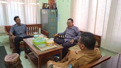 Ketua Bawaslu Kota Banjar saat berdialog dengan pihak Disporapar Kota Banjar