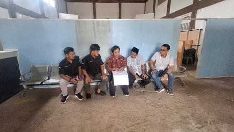 Anggota Bawaslu Kota Banjar, Solehan di dampingi staf teknis saat melaksanakan uji petik PDPB di Desa Binangun (30/07/2026)