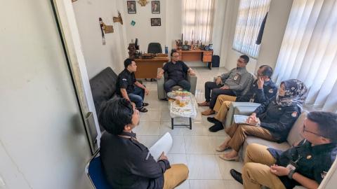 Pimpinan Bawaslu Kota Banjar, Rudi Ilham Ginanjar beserta Solehan saat menerima kunjungan koordinasi dari KPU Kota BAnjar (16/09/2026)
