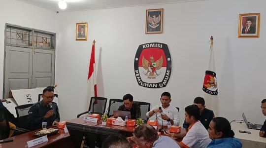 Ketua Bawaslu Kota Banjar, Rudi Ilham Ginanjar memberikan masukan dalam Rakor Pemutakhiran Data Partai Politik Berkelanjutan Semester II TAhun 2025