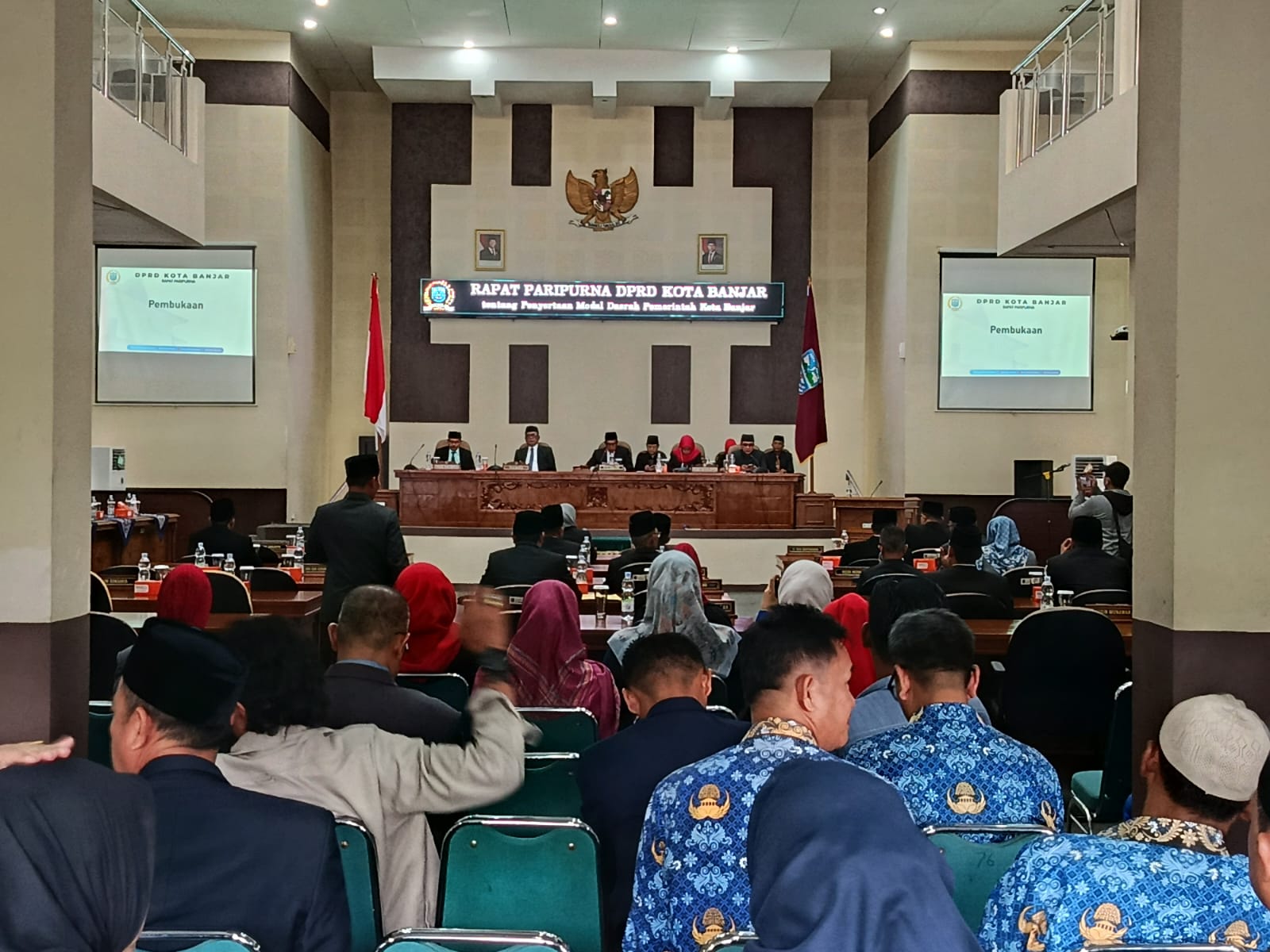 Rudi Ilham Ginanjar Ketua Bawaslu Kota Banjar saat menghadiri rapat paripurna LPKJ TA 2025 di gedung DPRD