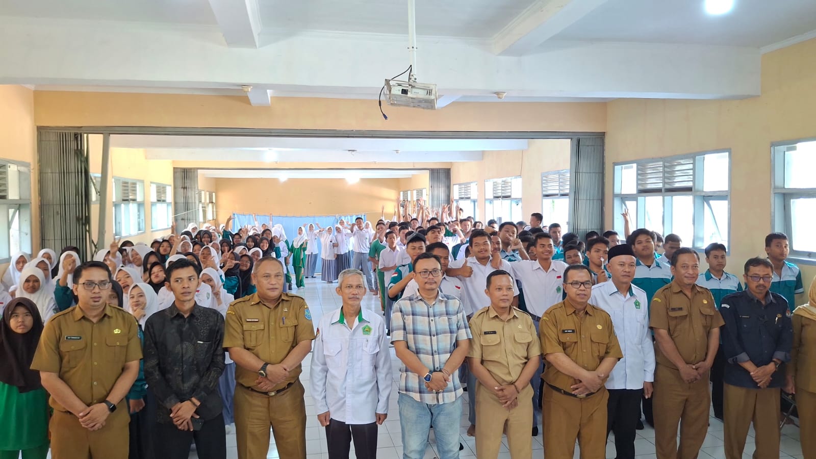 Foto bersama Ketua Bawaslu Kota Banjar, Rudi Ilham Ginanjar beserta seluruh peserta dan staf guru MAN Kota Banjar