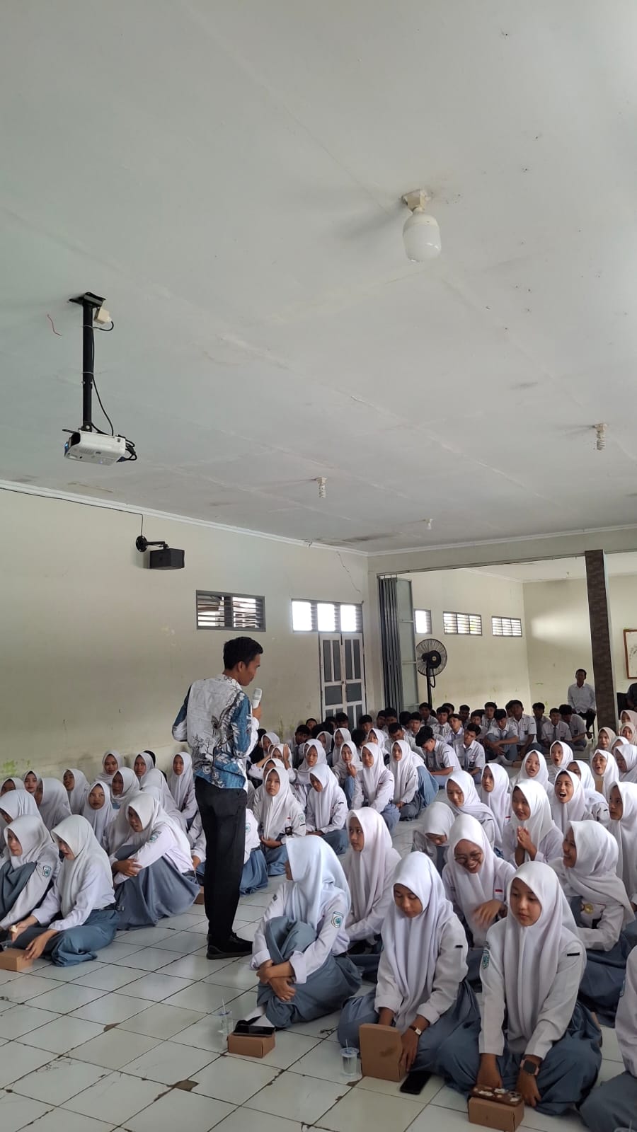 Kordiv HP2HM Kota Banjar saat menyampaikan literasi politik bagi pemilih pemula di SMKN 4 Kota Banjar