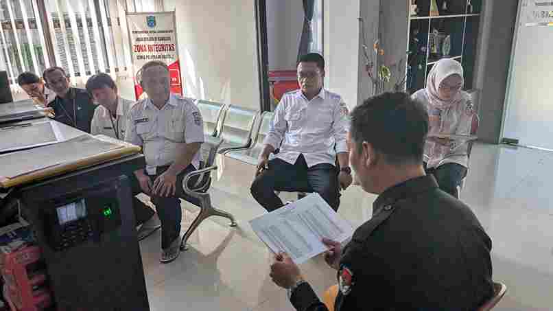 Kordiv PPPS di dampingi Staf Bawaslu Kota Banjar dalam pengawasan coktas Kpu di Kelurahan Langensari