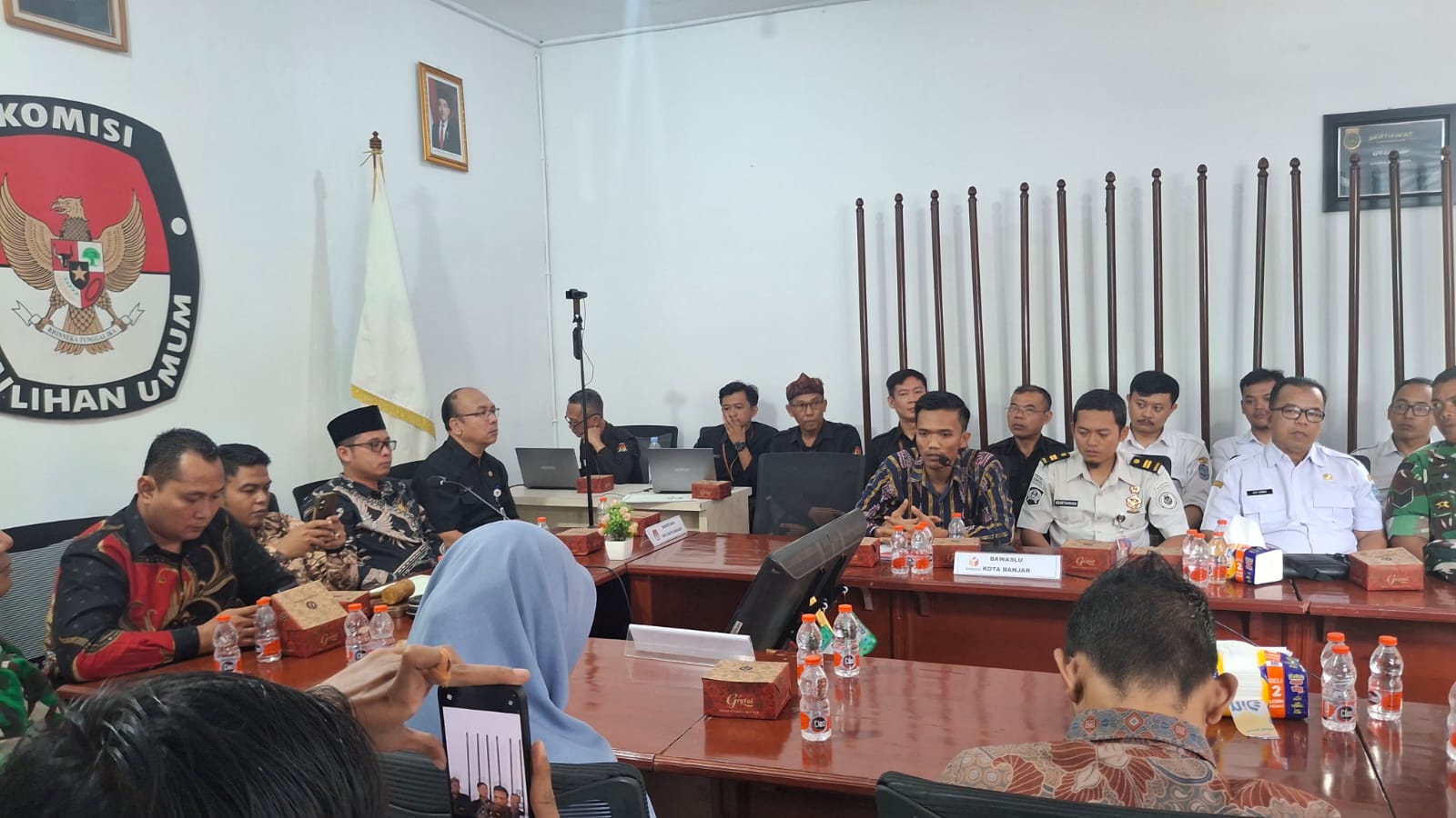 Anggota Bawaslu Kota Banjar, Wahidan saat memberikan masukan dan saran perbaikan kepada Kpu Kota Banjar pada pleno pemutakhiran data pemilih berkelanjutan triwulan I tahun 2026 