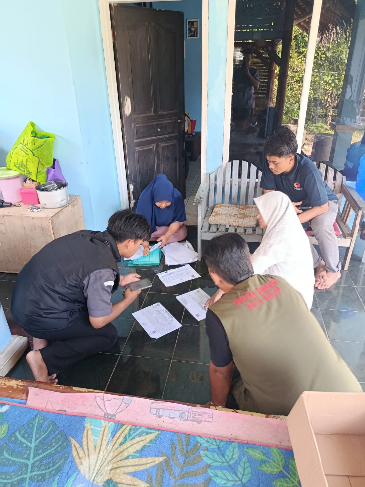Staf Bawaslu Kota Banjar verifikasi langsung data pemilih untuk menyinkronkan data administratif dengan kondisi riil di lapangan
