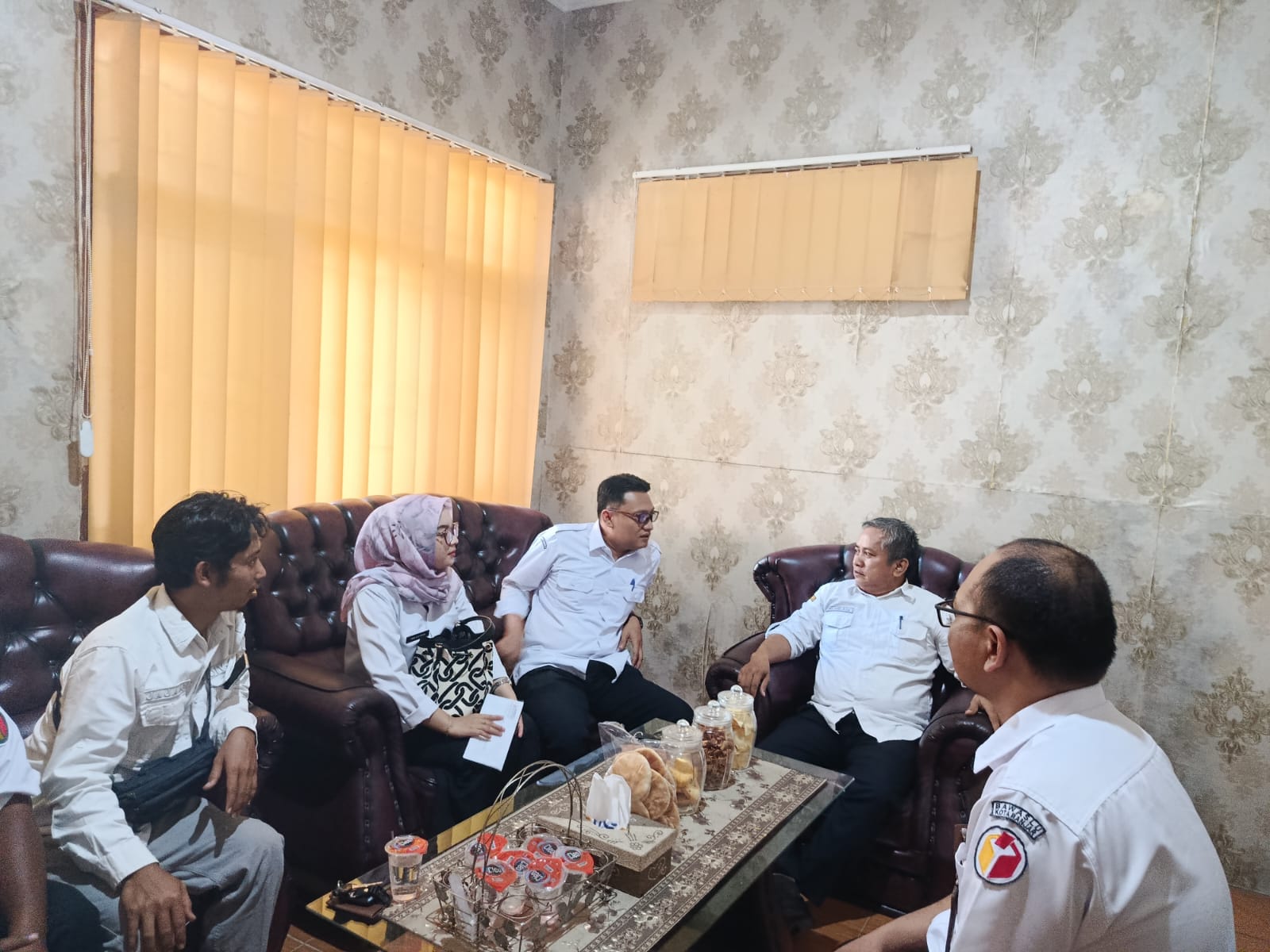 kordiv PPPS Bawaslu Kota Banjar, Solehan di dampingi Staf saat melaksanakan uji petik di Desa Kujangsari 