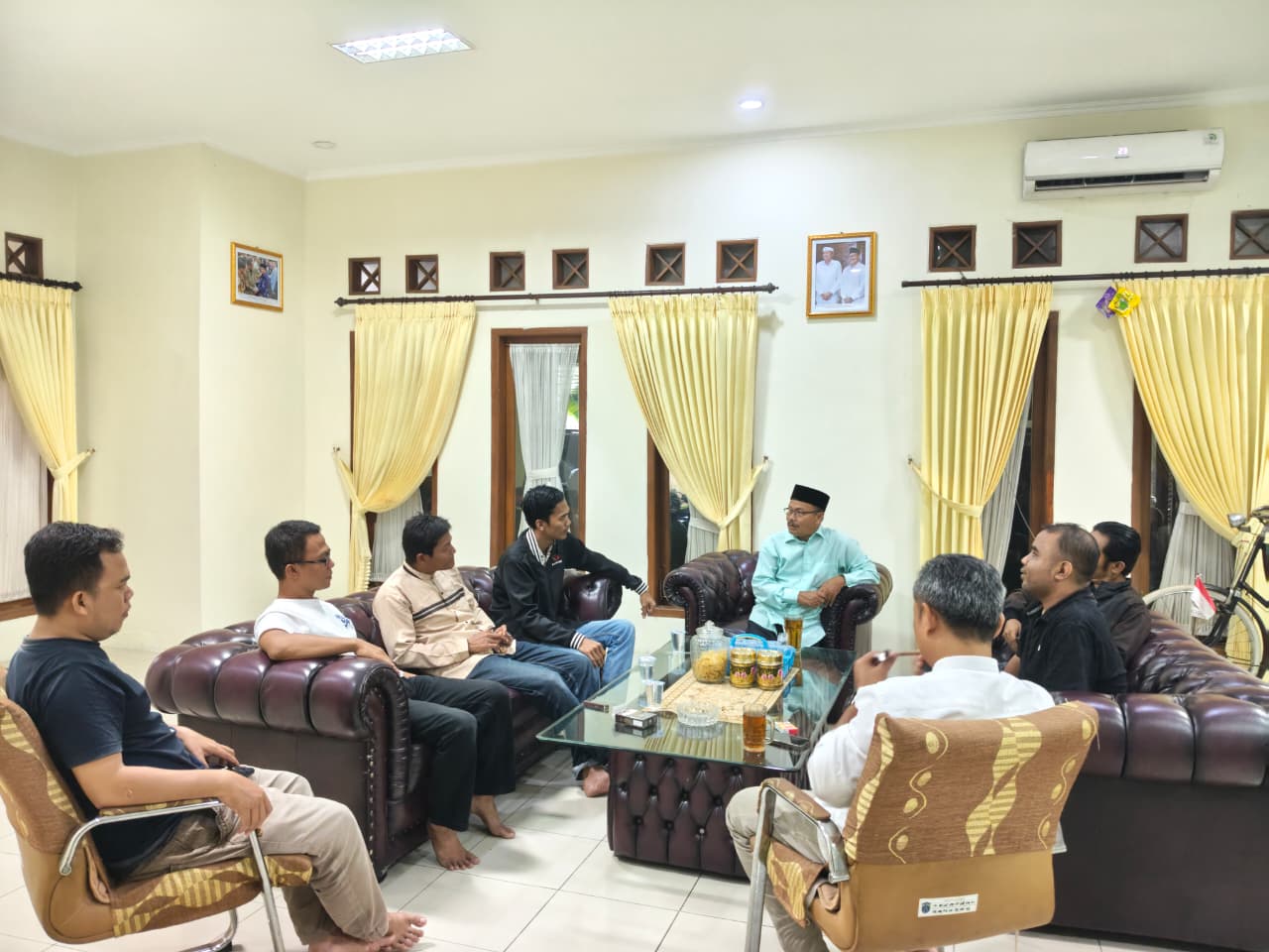 Anggota Bawaslu Kota Banjar Wahidan, memaparkan pentingnya literasi dan pendidikan politik saat konsolidasi demokrasi bersama Wakil Walikota Kota Banjar Dr. H. Supriana, M.Pd.. serta Ketua DPC Prima DMI, PC ISNU, serta Anggota Komisioner Baznas Kota Banjar