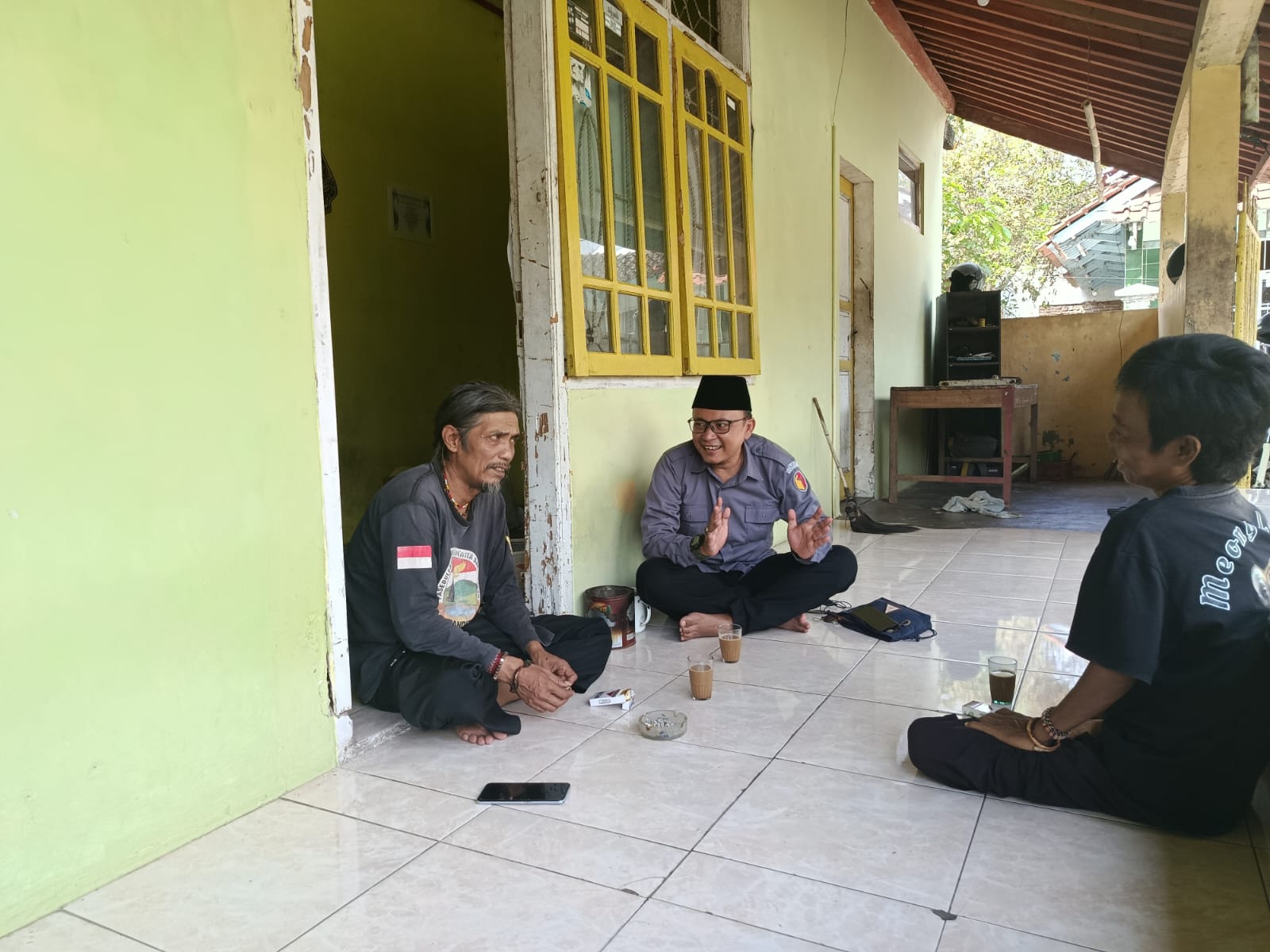 ketua bawaslu Kota Banjar Rudi Ilham Ginanjar saat berdiskusi dengan kelompok pegiat seni dan budaya Kota Banjar dalam memperkuat konsolidasi demokrasi 