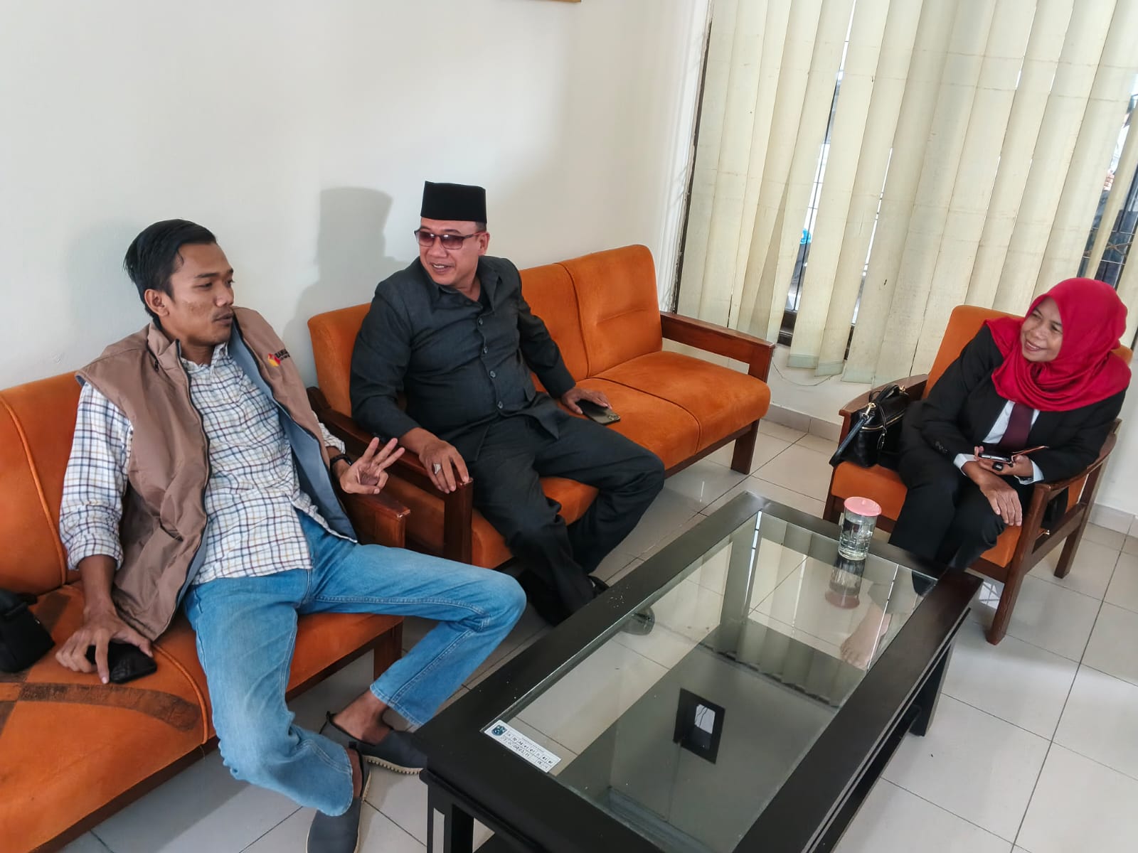kordiv HP2HM Bawaslu Kota Banjar saat berdialog dengan anggota DPRD Kota Banjar