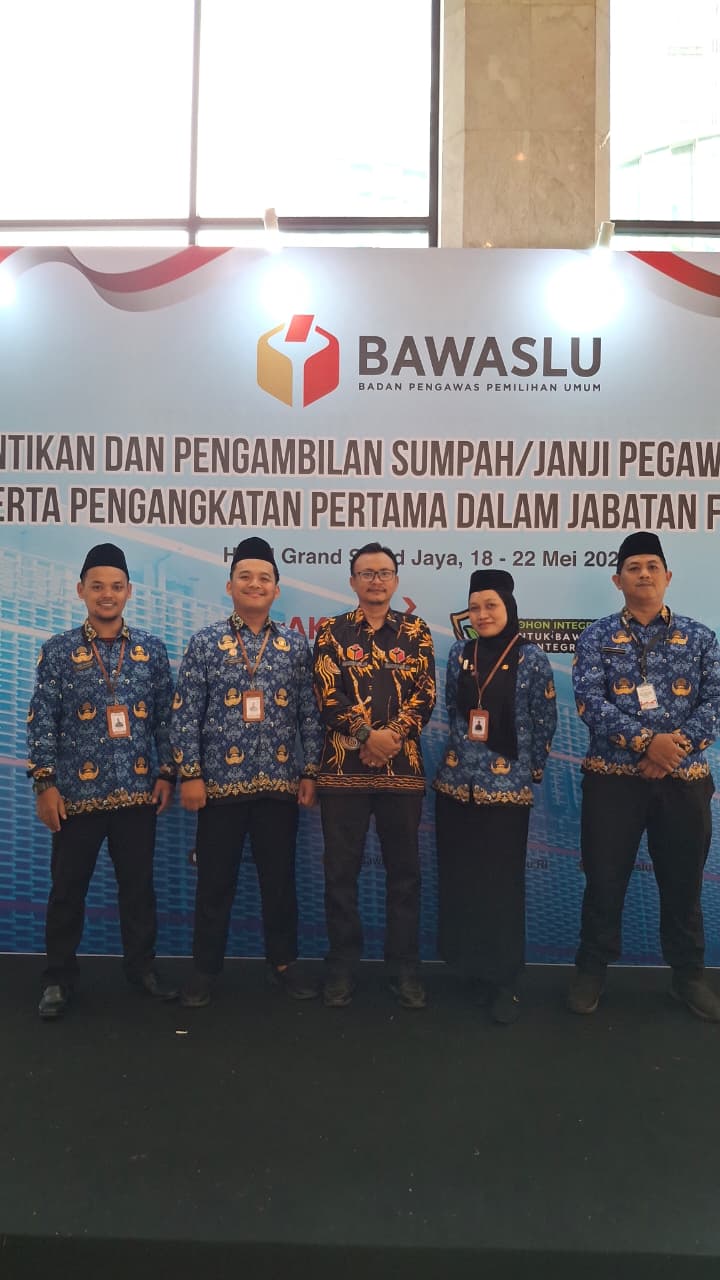 Ketua Bawaslu Kota Banjar Rudi Ilham Ginanjar saat mendampingi PNS Bawaslu Kota Banjar terlantik, bertempat di Hotel Grand Sahid Jaya, Jakarta