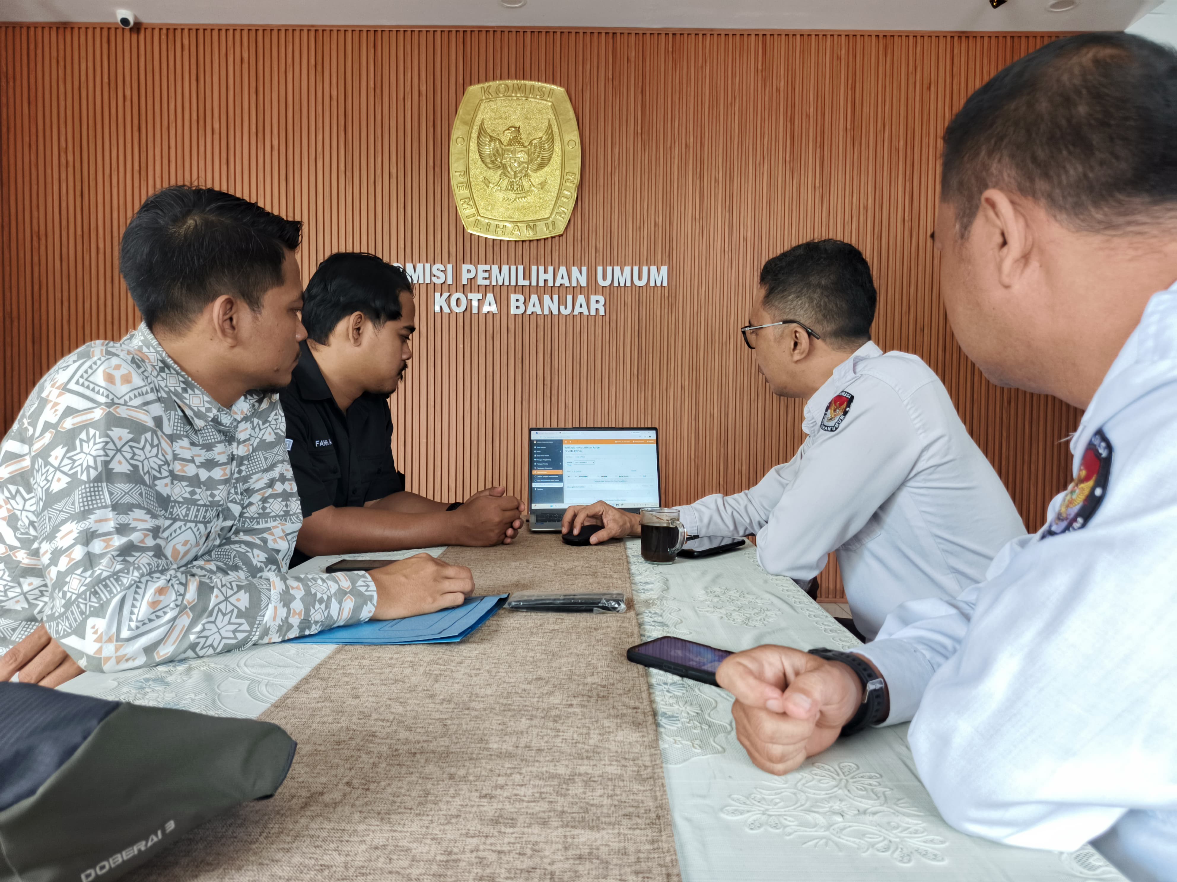 Staf Bawaslu Kota Banjar saat melaksanakan pencermatan pemutakhiran data partai politik berkelanjutan melalui Sipol KPU Kota Banjar (25/06/2026)