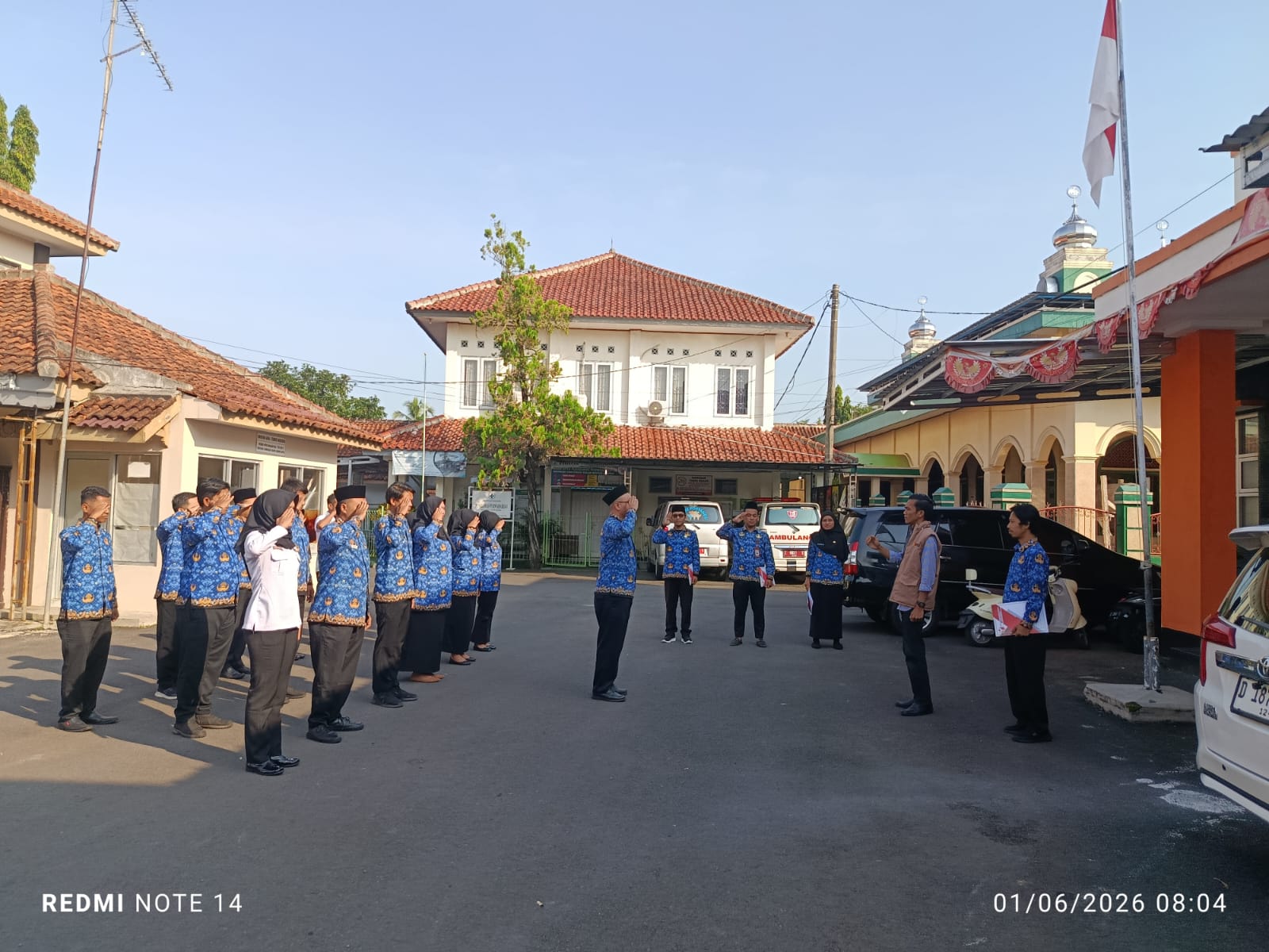 kordiv HP2HM, wahidan saat menjadi pembina upacara peringata hari lahir pancasila tahun 2026, bertempat di halaman bawaslu kota banjar
