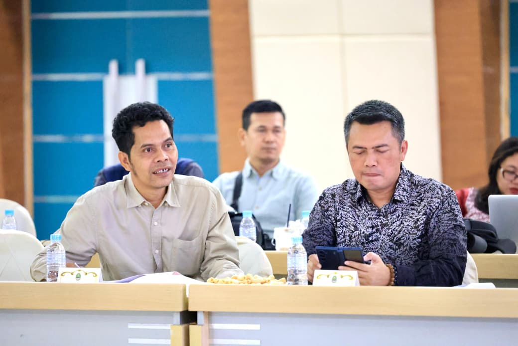 Koordinator Divisi Hukum dan Diklat Bawaslu Jabar Usep Agus Zawari (kanan) menyampaikan pokok pikiran kelembagaan dalam Rapat Dengar Pendapat (RDP) Komisi I DPRD Provinsi Jawa Barat di Aula Utama BPSDM Provinsi Jawa Barat, Kota Cimahi, Kamis (4/6/2026). Rapat dihadiri lintas instansi Pemprov Jabar dan BPS untuk mengevaluasi penurunan Indeks Demokrasi Indonesia (IDI) Jawa Barat.