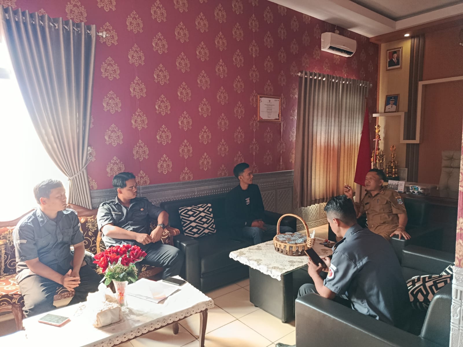Kordiv HP2HM Kota Banjar wahidan di dampingi staf Bawaslu Kota Banjar saat melaksanakan koordinasi serta uji petik di Desa Raharja