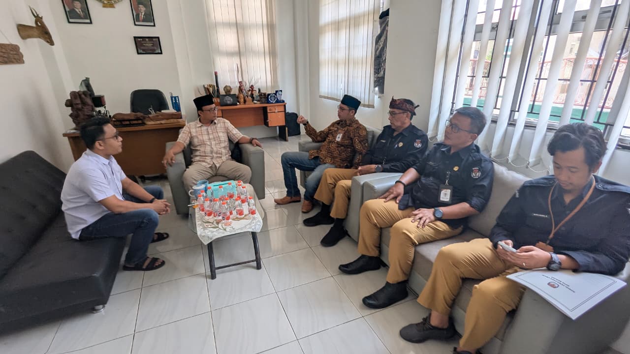ketua dan anggota bawaslu, rudi ilham ginanjar dan solehan saat koordinasi dan konsolidasi data bersama KPU Kota Banjar bertempat di kantor Bawaslu Kota Banjar (24/06/2026)