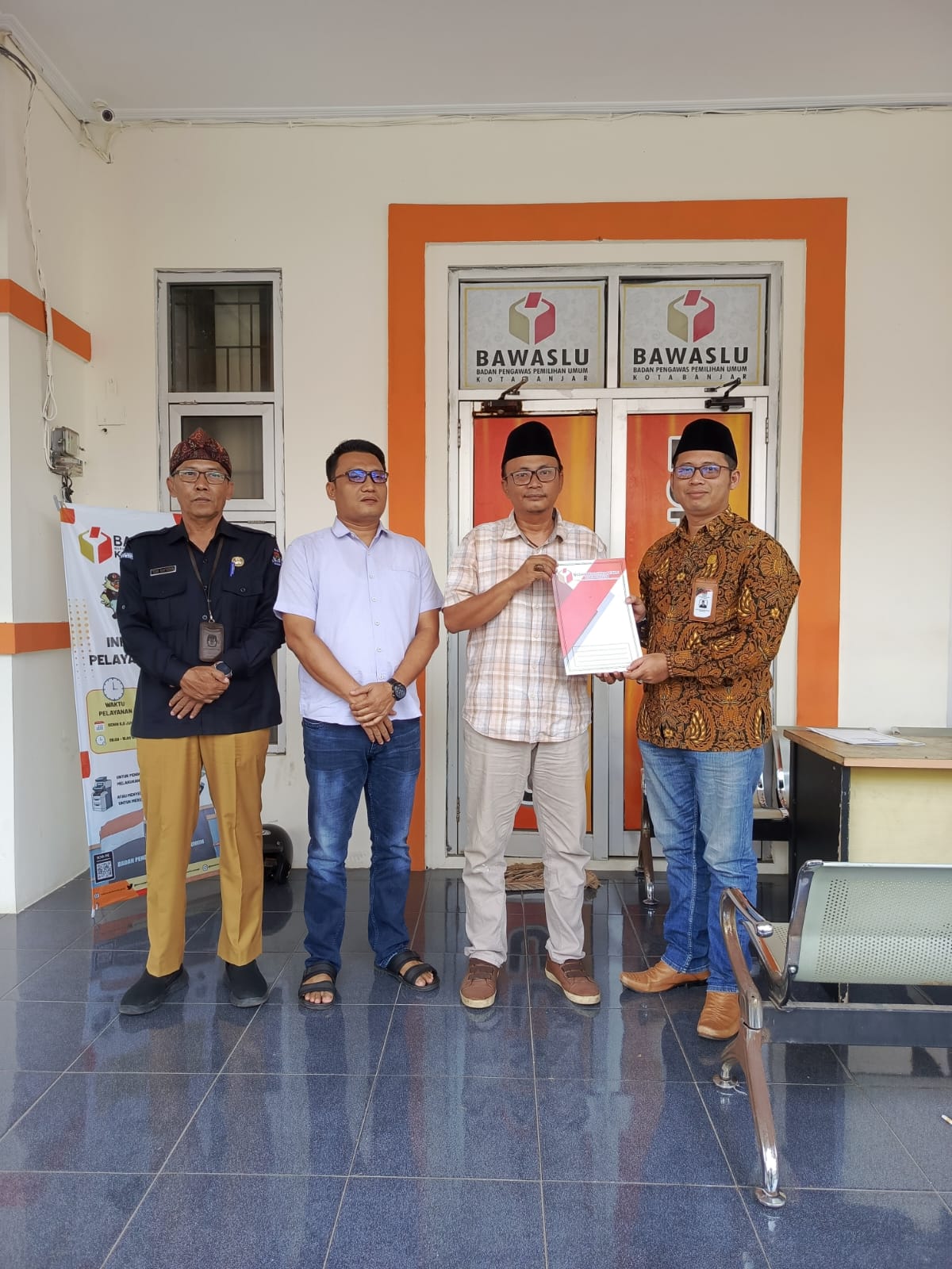 ketua bawaslu kota banjar Rudi ilham di dampingi Anggota Bawaslu kota banjar solehan saat menyampaikan surat imbauan PDPB TW II tahun 2026 (24/06/2026)