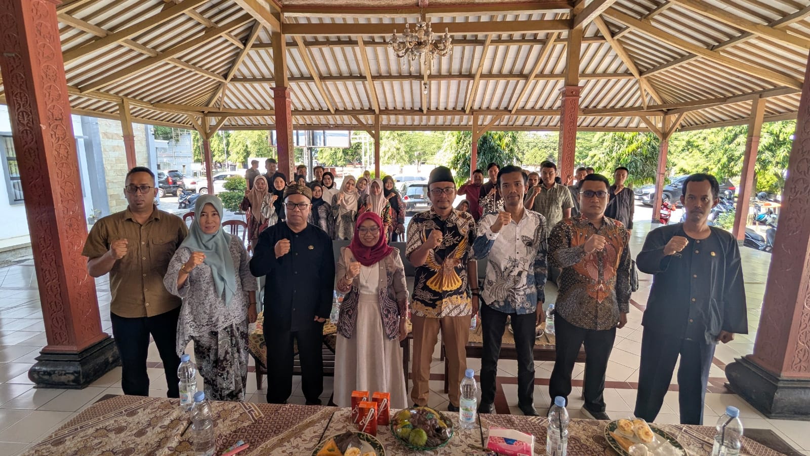 Koordinator Divisi Pencegahan dan Partisipasi Masyarakat, Hj. Nuryamah, S.E.I., M.H. di dampingi oleh Ketua dan Anggota Bawaslu Kota Banjar saat sesi foto bersama dengan peserta P2P Bawaslu Kota Banjar (16/07/2026)