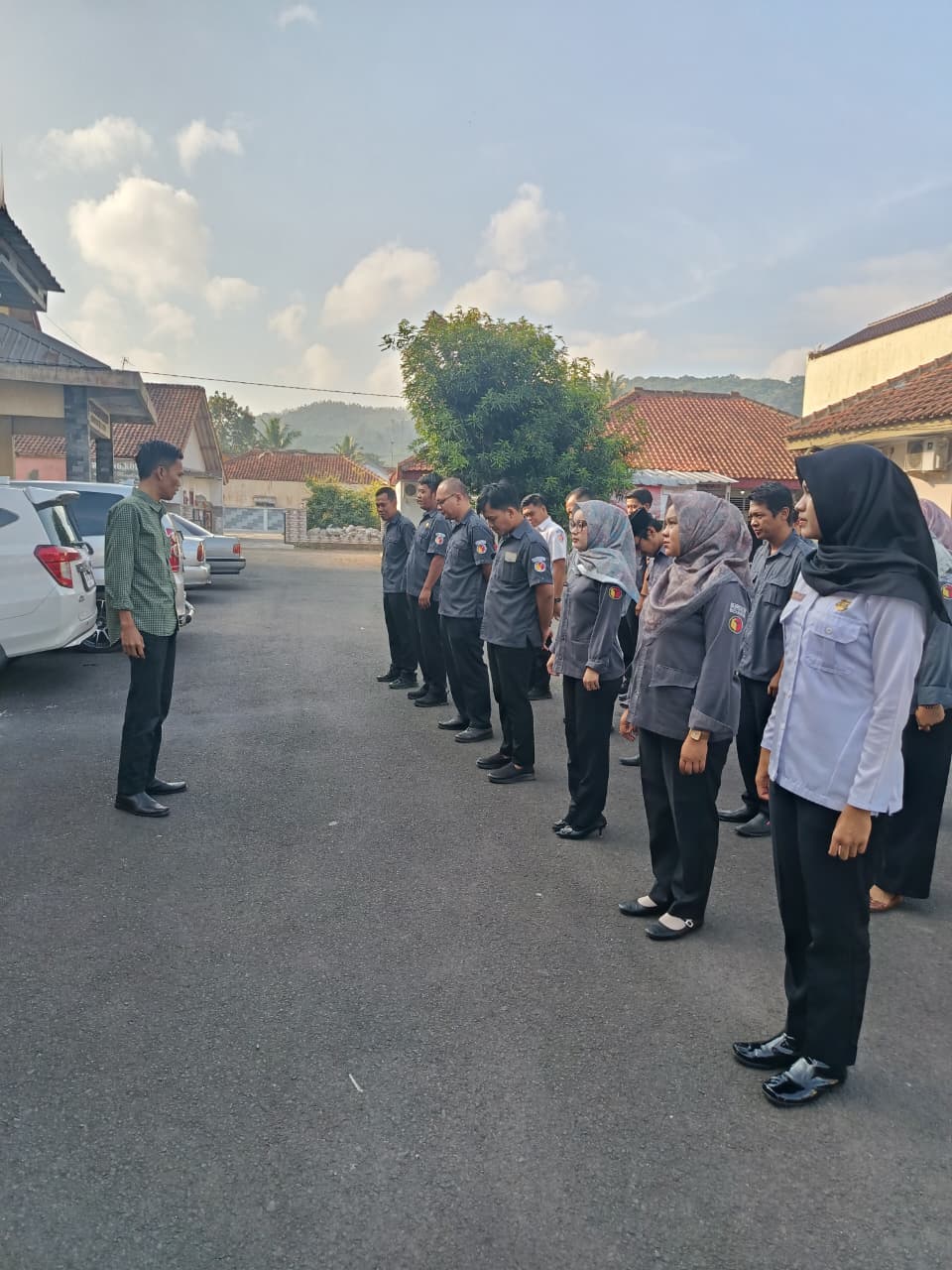 Kordiv HP2HM Wahidan saat menyampaikan amanat apel senin pagi