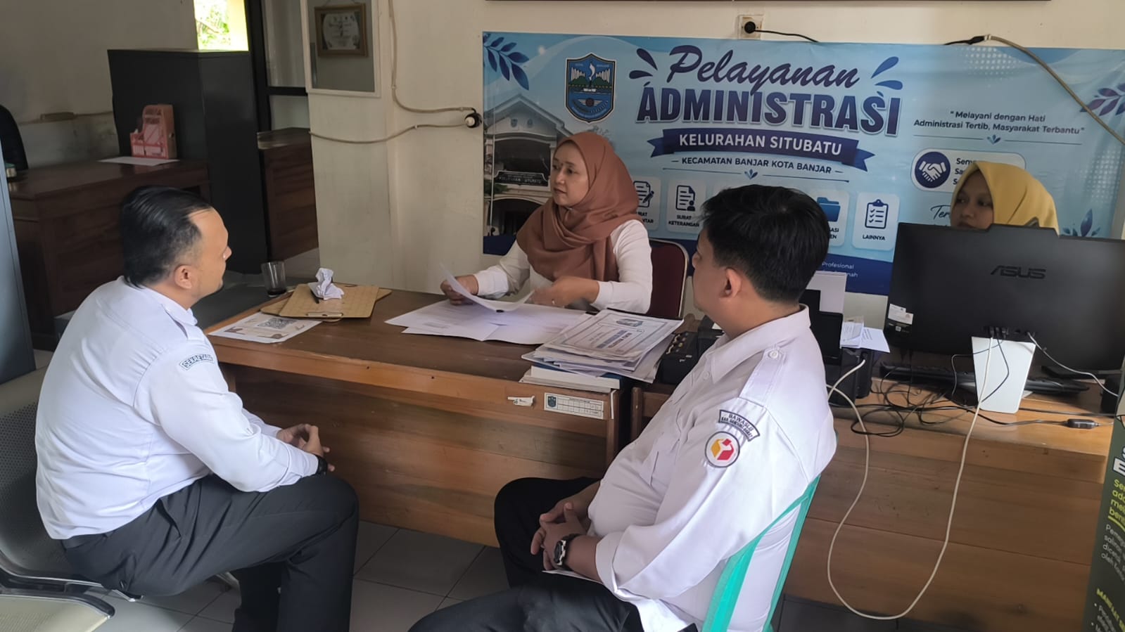 Staf Bawaslu Kota Banjar saat melaksanakan giat uji petik di Kelurahan Situbatu (29/07/2026)