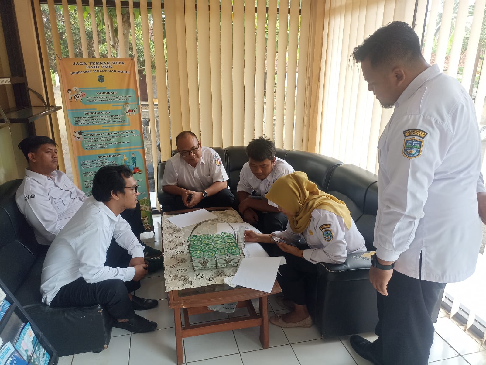 Staf Bawaslu Kota Banjar saat melakukan sanding data uji petik di Desa Jajawar (30/07/2026)
