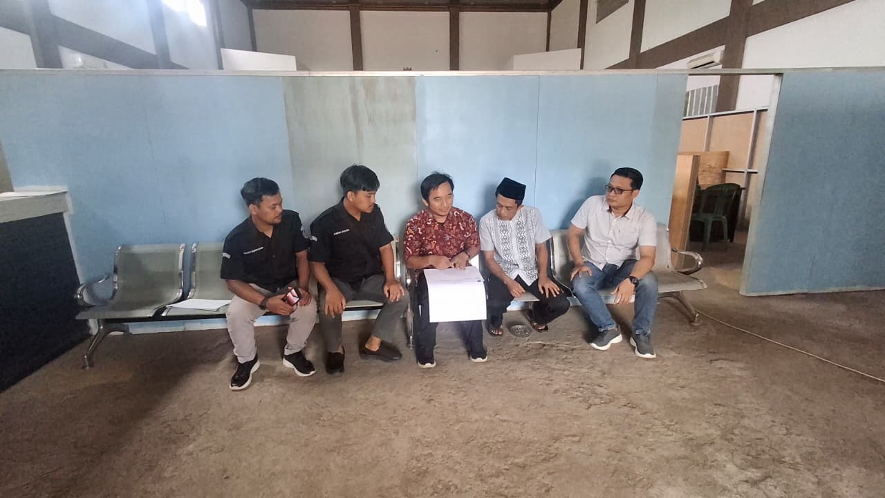 Anggota Bawaslu Kota Banjar, Solehan di dampingi staf teknis saat melaksanakan uji petik PDPB di Desa Binangun (30/07/2026)