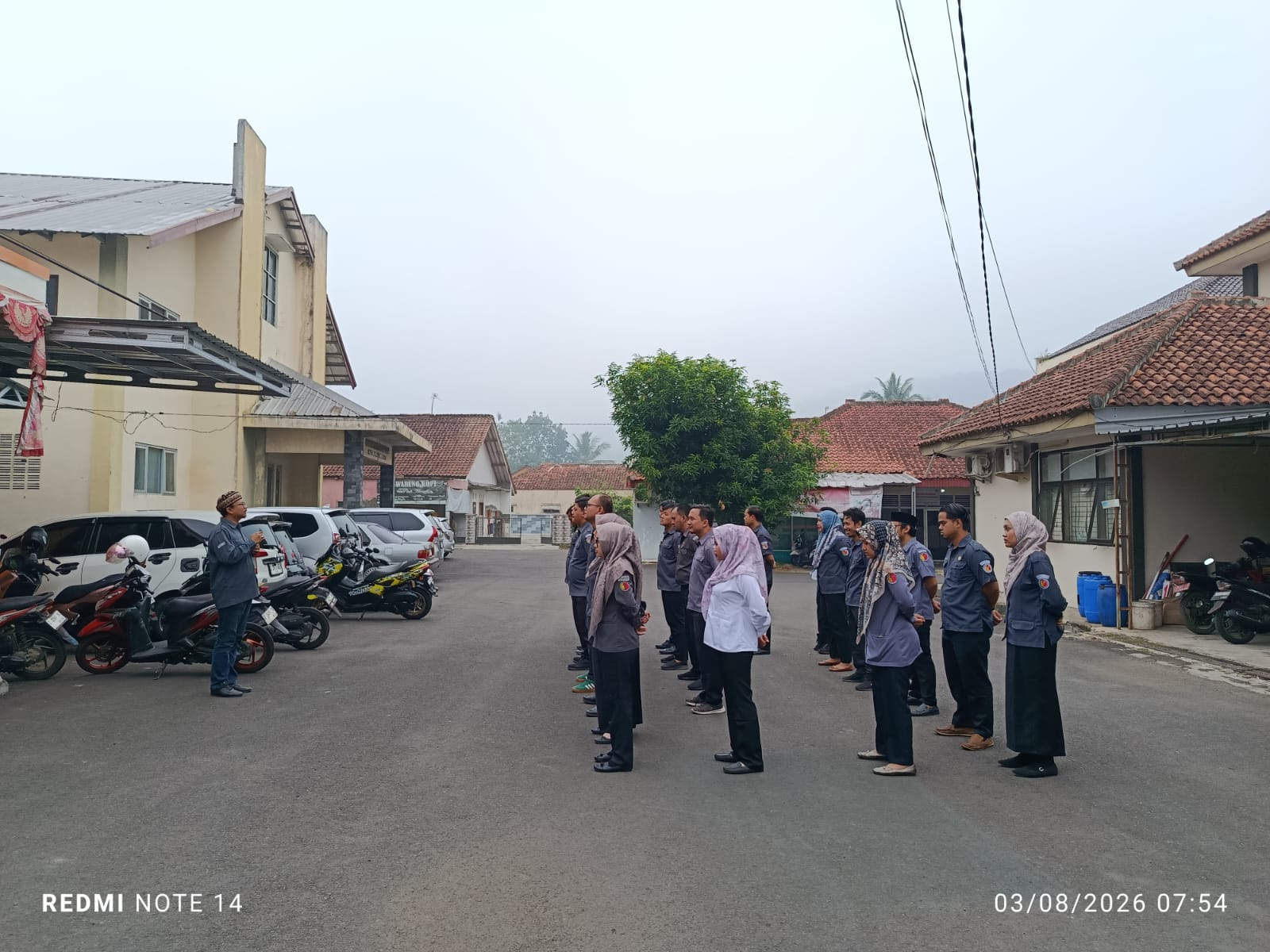 Ketua Bawaslu Kota Banjar, Rudi Ilham Ginanjar saat memberikan amanat pada apel senin pagi (3/08/2026)