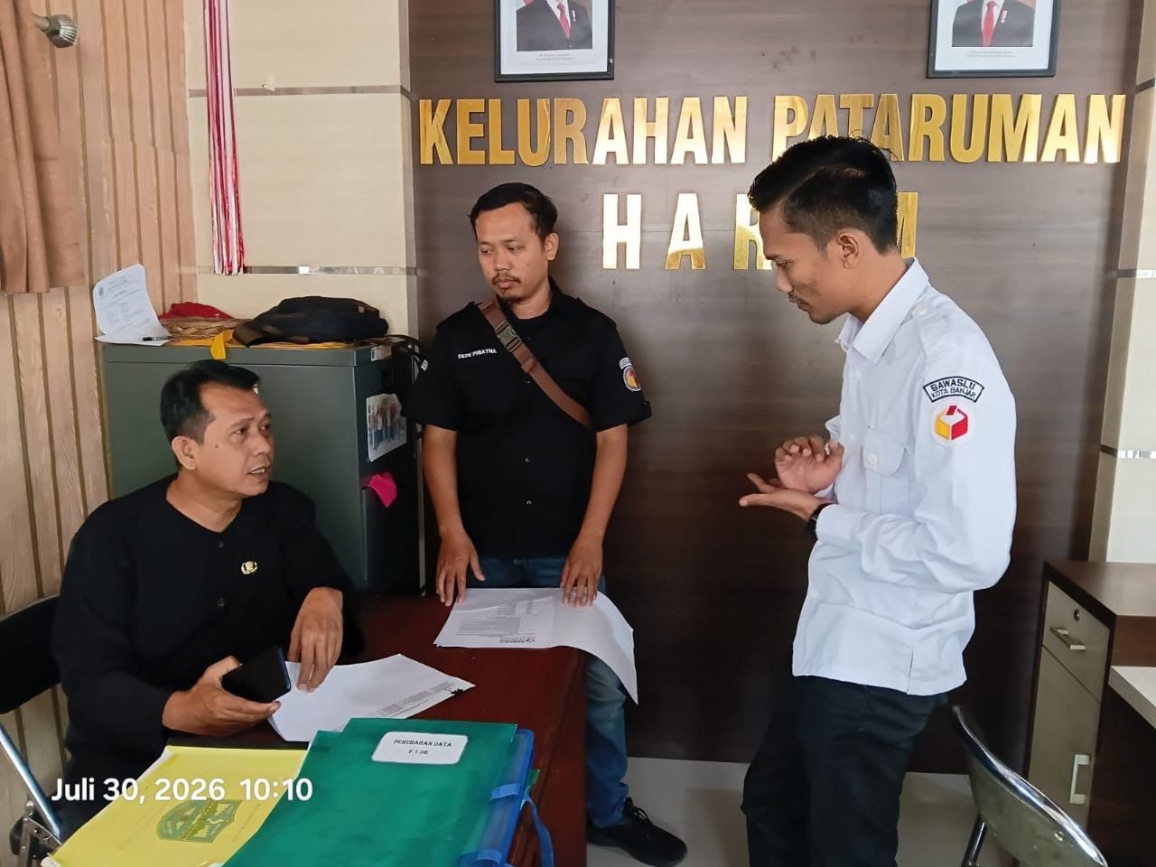 Anggota Bawaslu Kota Banjar, Wahidan di dampingi staf saat melaksanakan sanding data pemilih berkelanjutan melalui metode uji petik di kelurahan Pataruman (30/07/2026)