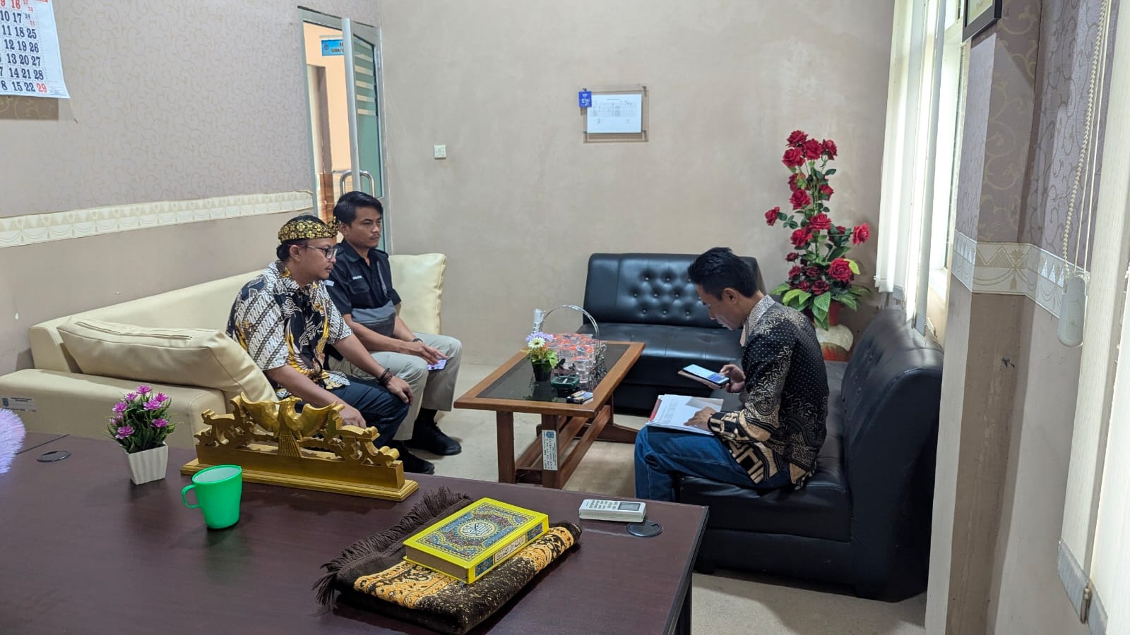 Ketua Bawaslu Kota Banjar, Rudi Ilham Ginanjar beserta staf saat melaksanakan sanding data pemilih berkelanjutan di Kelurahan Cibeureum (30/06/2027)