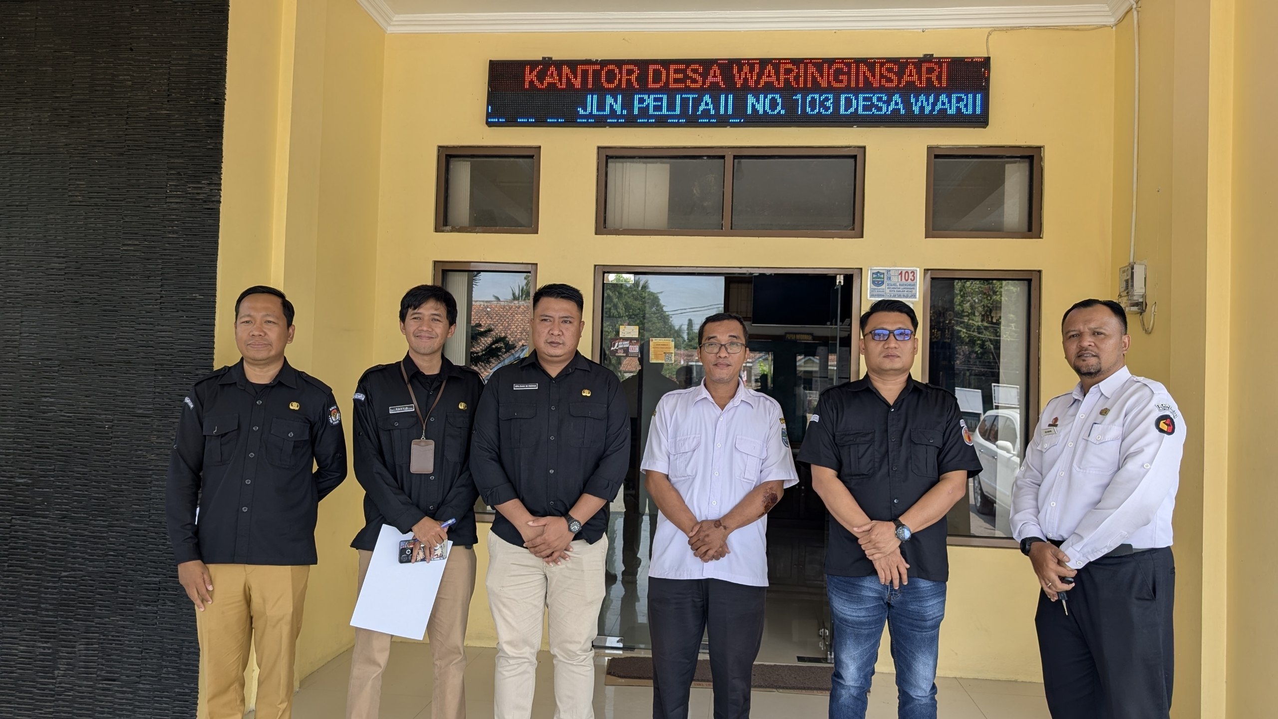 Anggota Bawaslu Kota Banjar, Solehan beserta Staf saat mengawasi Coktas KPU Di Desa Waringinsari