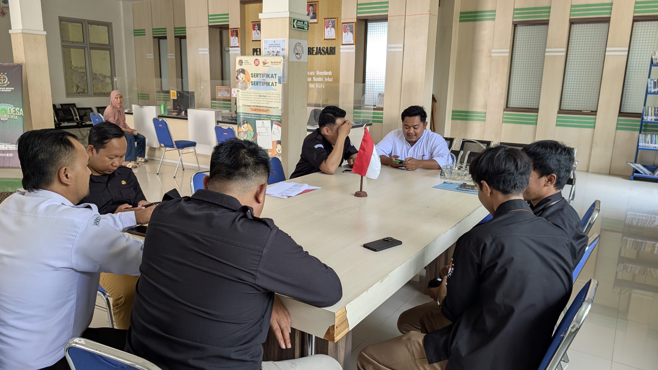Anggota Bawaslu, Solehan beserta Staf saat mengawasi proses coktas PDPB KPU di Desa Rejasari