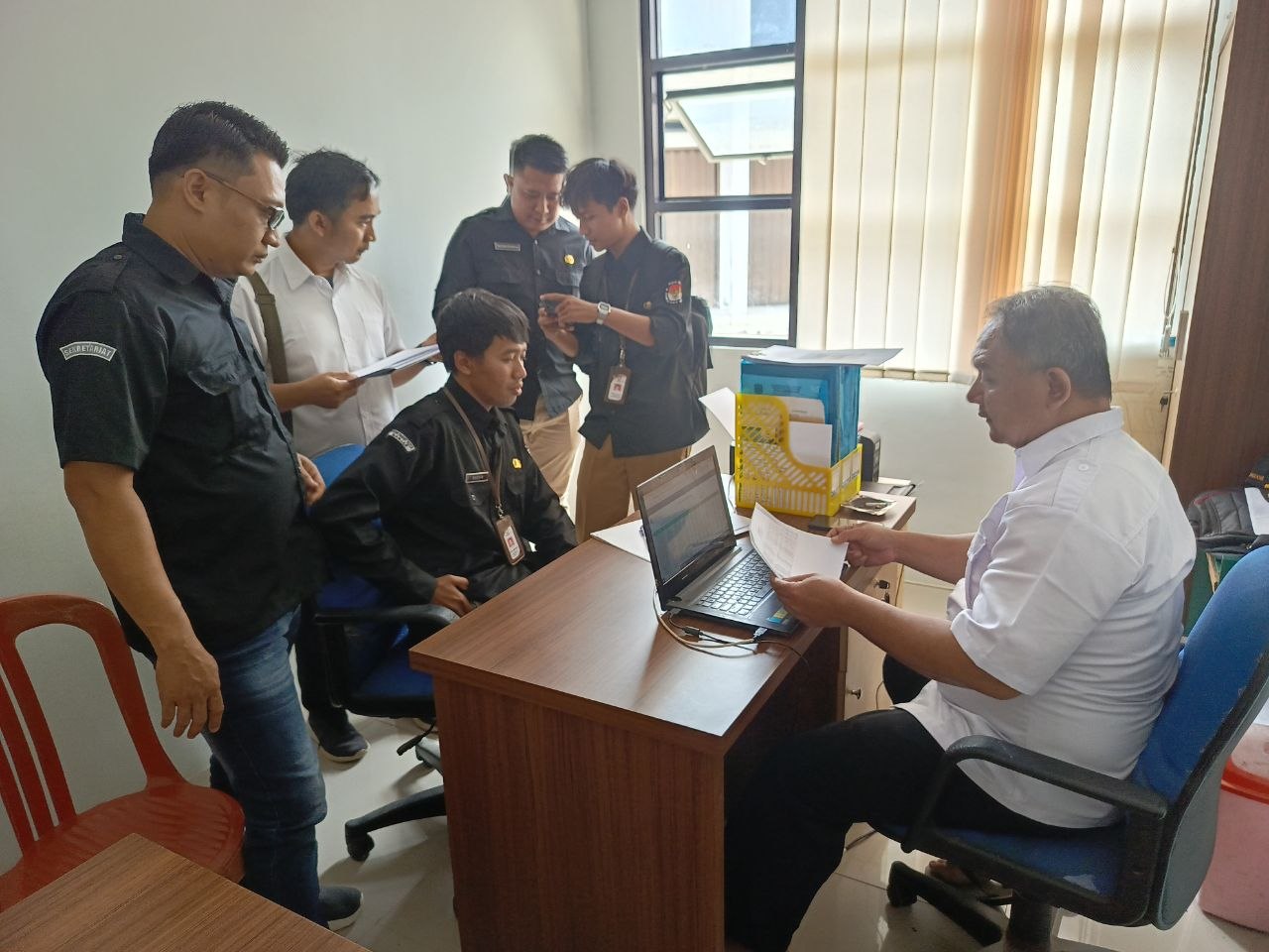 Anggota Bawaslu, Solehan beserta Staf saat mengawasi proses coktas PDPB KPU di Desa Langensari