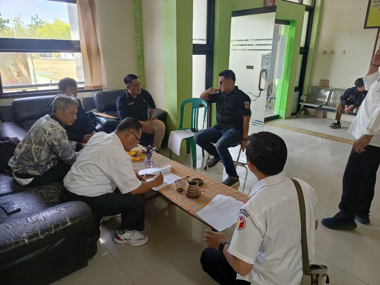 Anggota Bawaslu Kota Banjar, Solehan di dampingi staf teknis saat mengawasi Coktas Kpu Di Kelurahan Muktisari