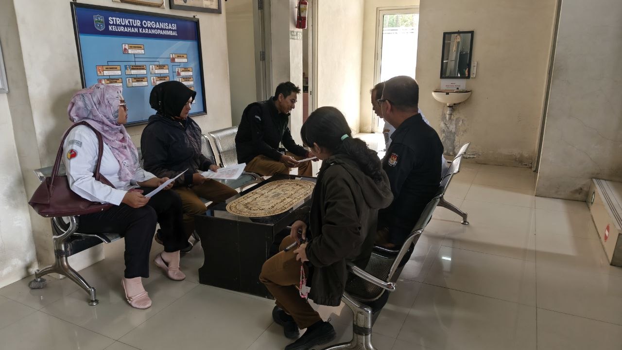 Staf Bawaslu Kota Banjar saat mengawasi coktas KPU di Kelurahan Karangpanimbal