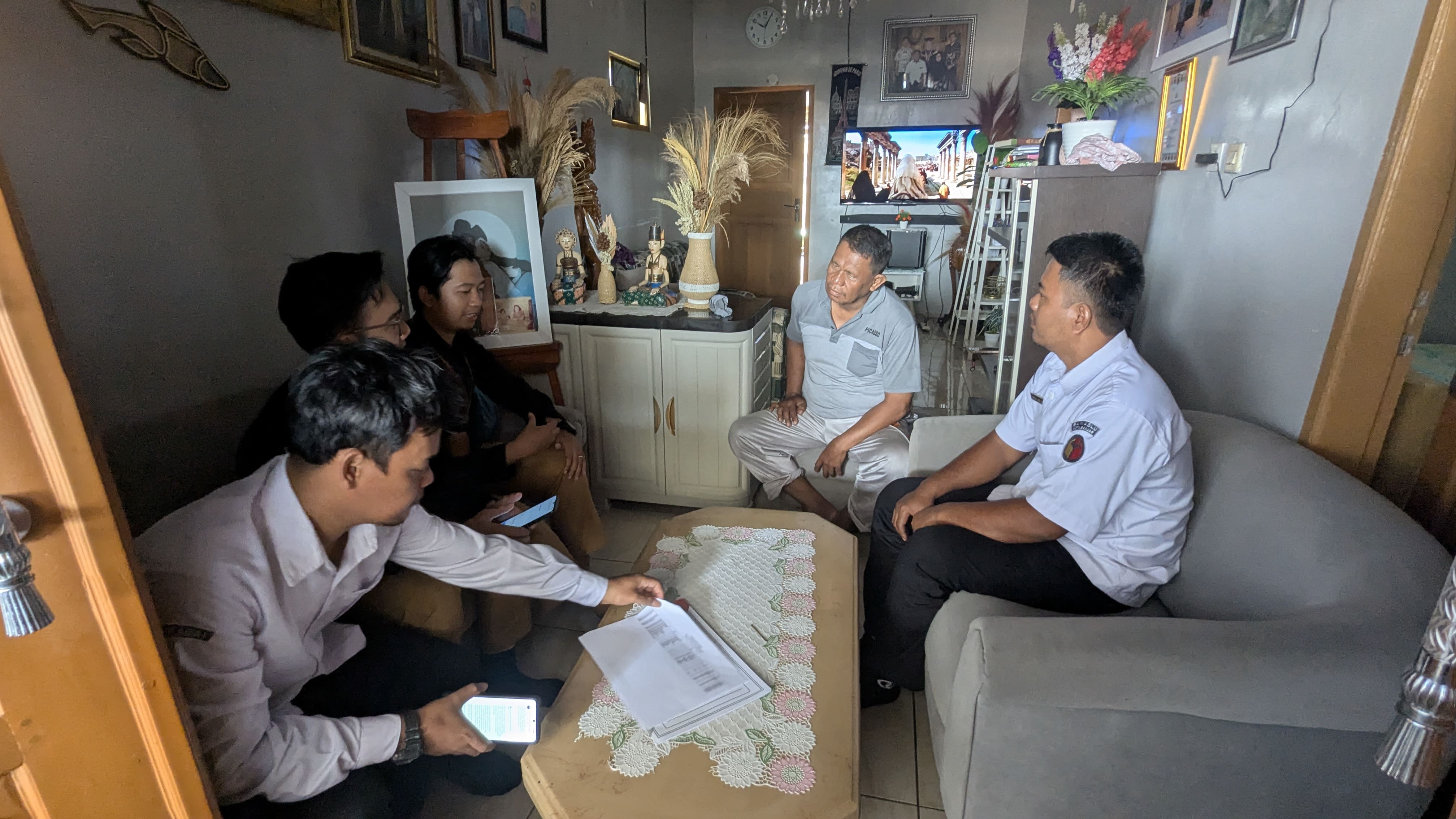 Staf Bawaslu kota Banjar saat mengawasi Coktas KPU di tempat tinggal pemilih di wilayah Kelurahan Banjar (2/09/2026)