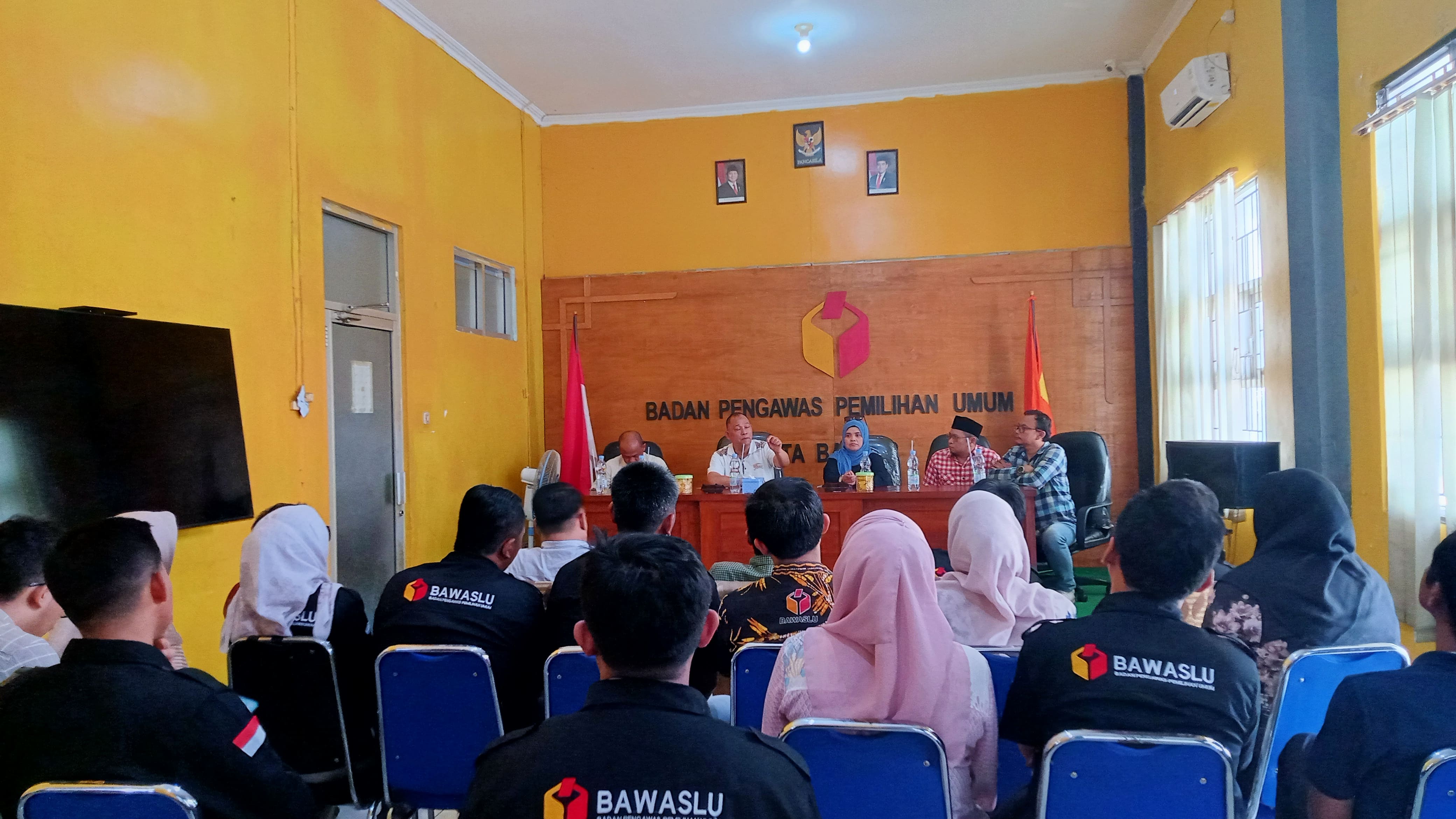 Pimpinan Bawaslu RI, Totok Hariyono dan Lolly Suhenty, didampingi Anggota Bawaslu Provinsi Jawa Barat, Fereddy dan Muamarullah saat memberikan pengarahan kepada seluruh Staf Kesekretariatan Bawaslu Kota Banjar (03/09/2026)
