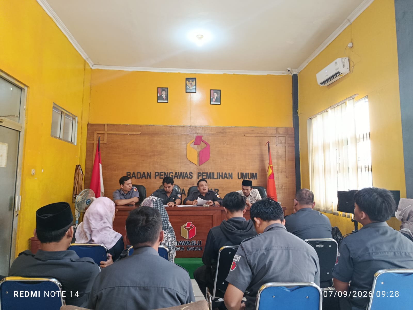 Pimpinan Bawaslu Kota Banjar dan seluruh Staf Kesekretariatan saat menggelar Kajian Demokrasi dan Pemilu (07/09/2026)