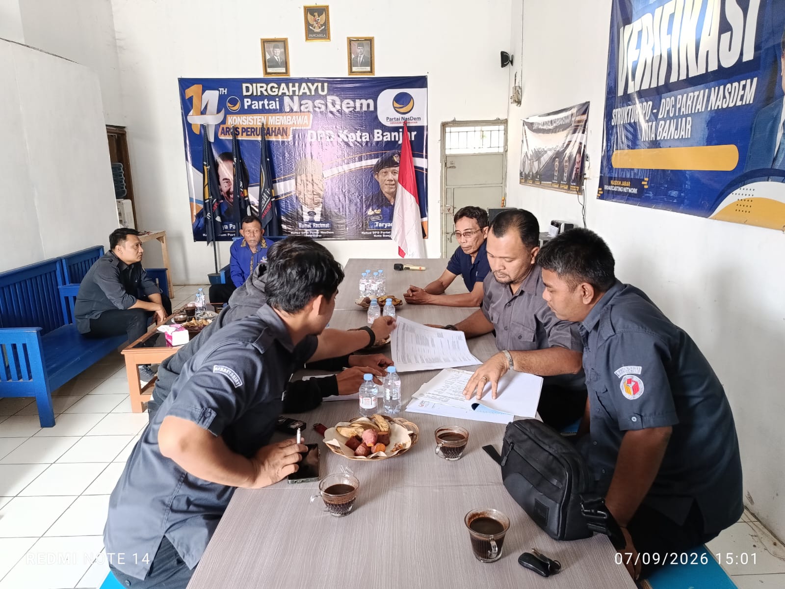 Anggota Bawaslu Kota Banjar, Solehan di dampingi staf saat melaksanakn pengawasan PDPPB Partai Nasdem (7/09/2026)