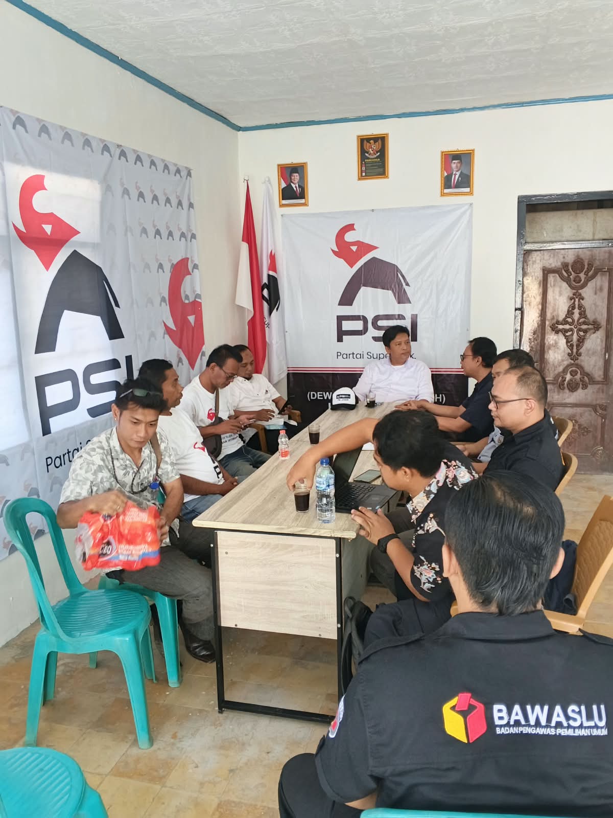 Ketua Bawaslu Kota Banjar, Rudi Ilham Ginanjar di dampingi Staf saat melaksanakan pengawasan PDPPB di Kantor Partai PSI (10/09/2026)