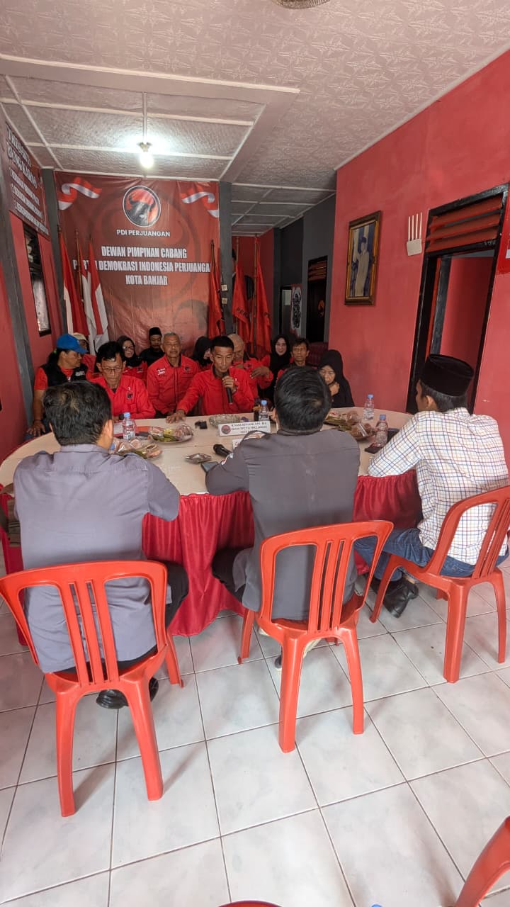 Anggota Bawaslu Kota Banjar, Wahidan dan Solehan saat mengawasi PDPPB di kantor Partai PDIP 