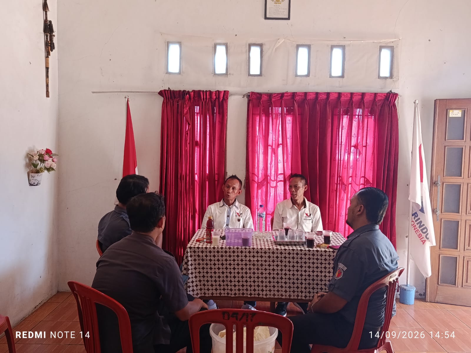 Staf Bawaslu Kota Banjar saat melaksanakan pengawasan PDPPB di Kantor PArtai Perindo (14/09/206)