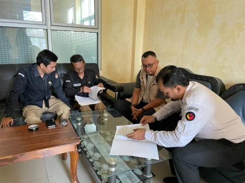 Ketua Bawaslu Kota Banjar berkoordinasi dengan Tim dari KPU dalam pelaksanaan kegiatan Coktas