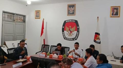 Ketua Bawaslu Kota Banjar, Rudi Ilham Ginanjar memberikan masukan dalam Rakor Pemutakhiran Data Partai Politik Berkelanjutan Semester II TAhun 2025