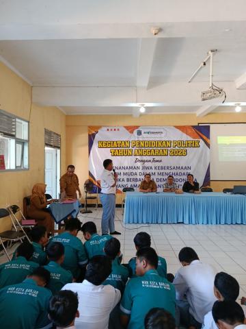foto siswa MAN Kota Banjar sedang memberikan pertanyaan kepada pemateri perihal demokrasi lokal dan tata kelola pemerintahan