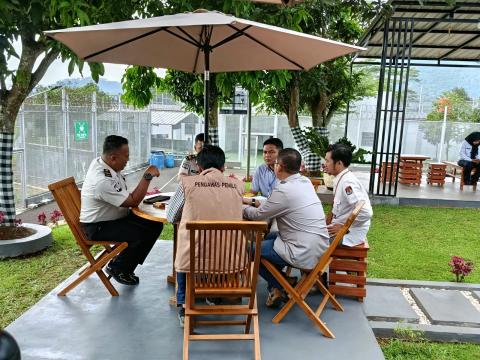 Anggota Bawaslu Kota Banjar Wahidan mengawasi mekanisme Coktas KPU Kota Banjar melalui mekanisme sinkronisasi data pemilih warga binaan di Lapas Kelas II Kota Banjar
