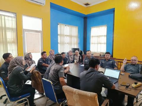 staf bawaslu saat melaksanakan kade pemilu " kajian demokrasi dan pemilihan umum" (8 juni 2026)