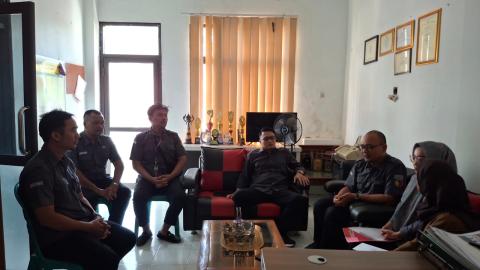 Kordiv PPPS Kota Banjar Solehan di dampingi staf Bawaslu Kota Banjar melaksanakan koordinasi serta uji petik di Kelurahan Situ Batu