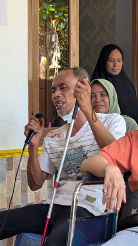 peserta dari PPDI saat memberikan pertanyaan kepada narasumber sosialisasi pengawasan partisipatif bersama komunitas PPDI Kota Banjar