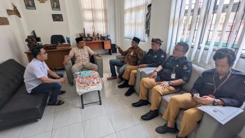 ketua dan anggota bawaslu, rudi ilham ginanjar dan solehan saat koordinasi dan konsolidasi data bersama KPU Kota Banjar bertempat di kantor Bawaslu Kota Banjar (24/06/2026)