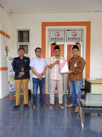ketua bawaslu kota banjar Rudi ilham di dampingi Anggota Bawaslu kota banjar solehan saat menyampaikan surat imbauan PDPB TW II tahun 2026 (24/06/2026)